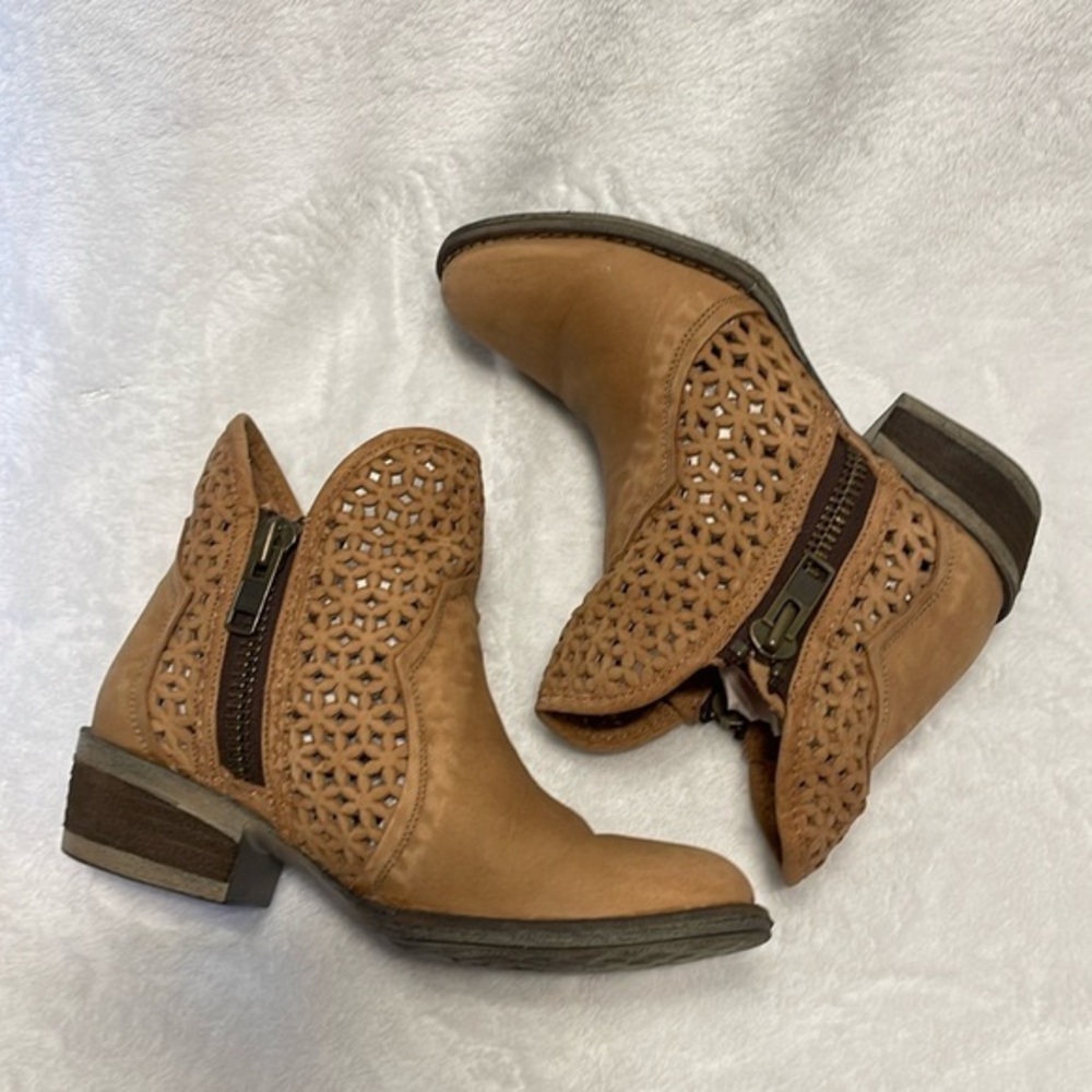 Circle G, cutout tan boots, size 7